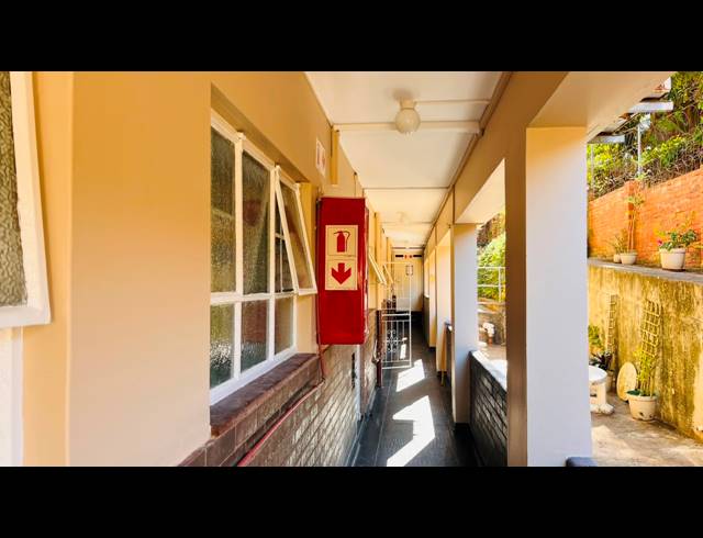 1 BEDROOM FLAT TO LET IN ESSENWOOD